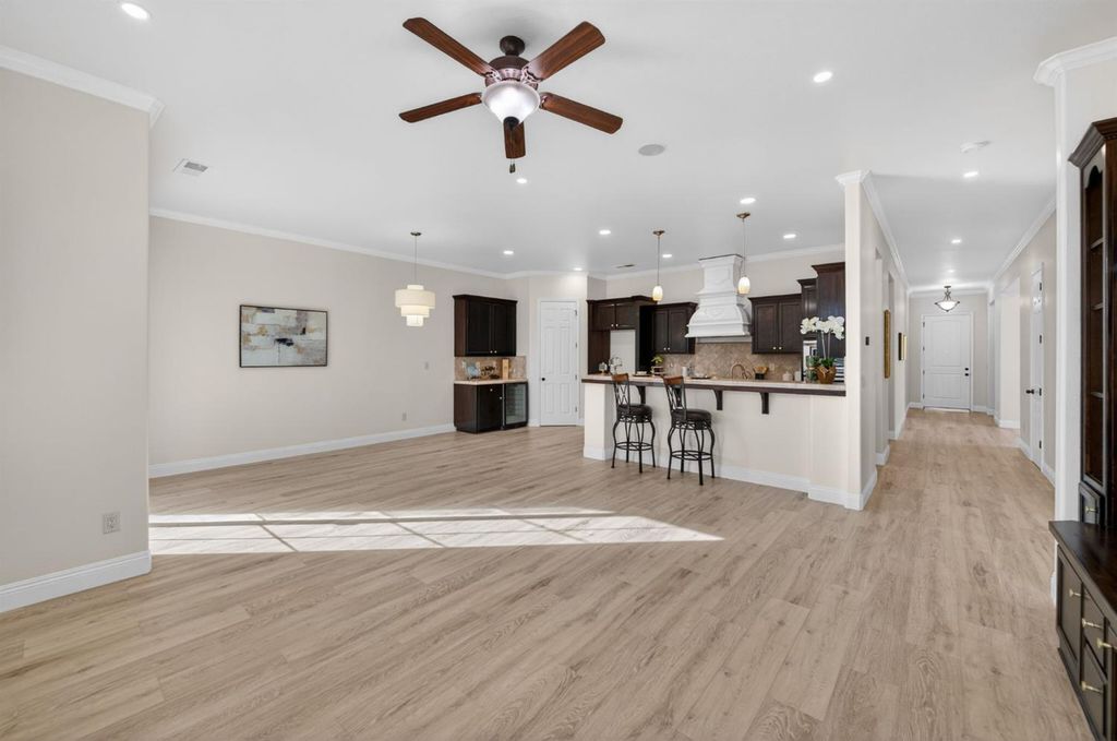 Image 11 of property listing at 1563 E Via Mirasol Lane, Fresno, CA 93730