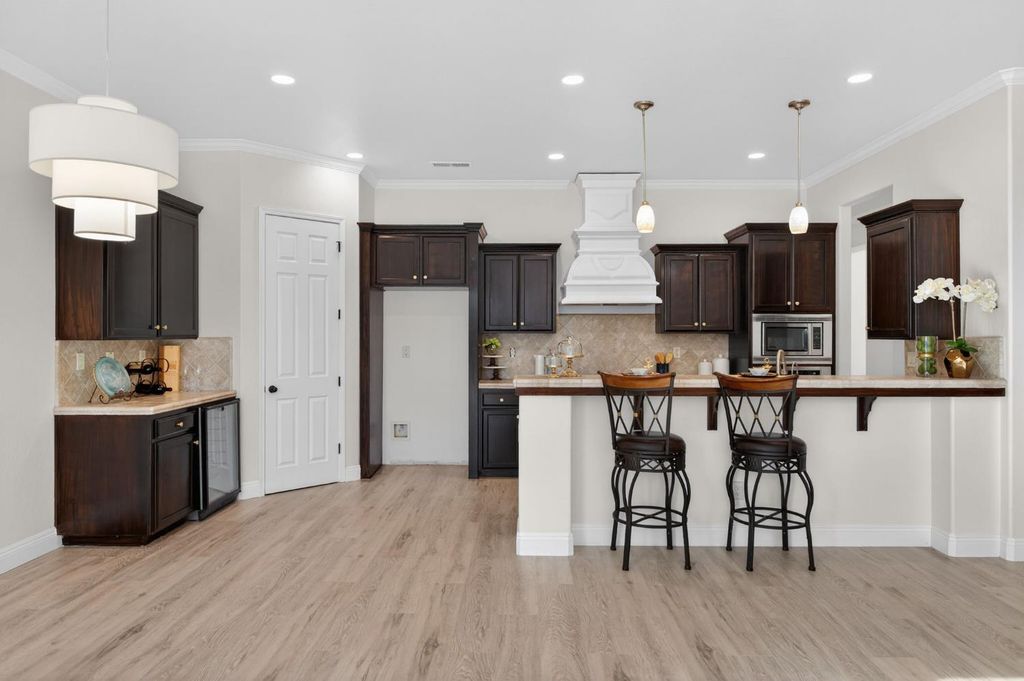 Image 14 of property listing at 1563 E Via Mirasol Lane, Fresno, CA 93730