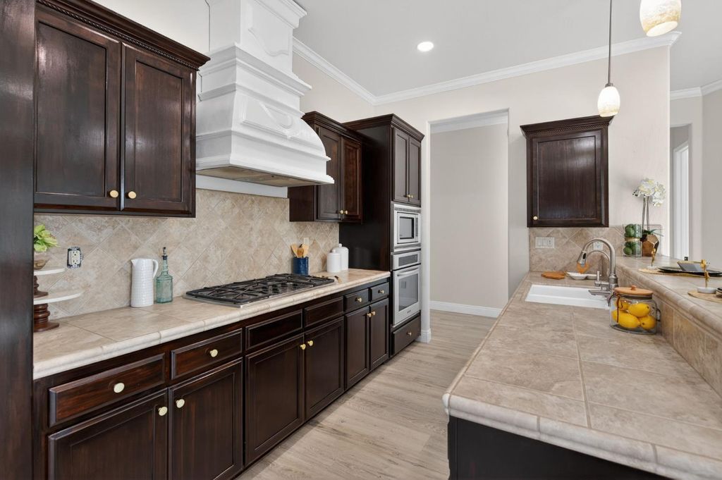 Image 15 of property listing at 1563 E Via Mirasol Lane, Fresno, CA 93730