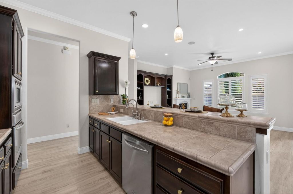 Image 18 of property listing at 1563 E Via Mirasol Lane, Fresno, CA 93730