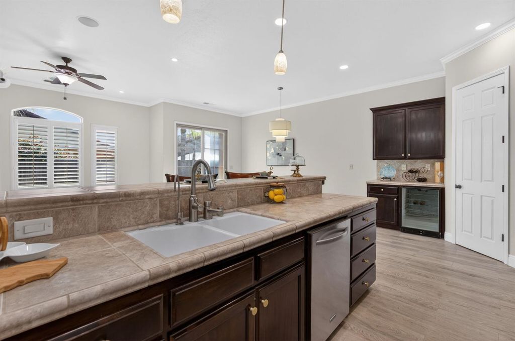 Image 19 of property listing at 1563 E Via Mirasol Lane, Fresno, CA 93730