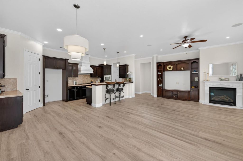 Image 21 of property listing at 1563 E Via Mirasol Lane, Fresno, CA 93730