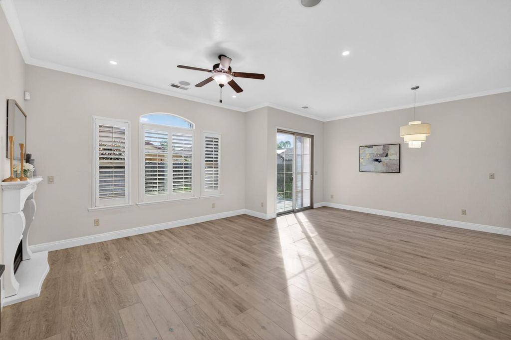 Image 24 of property listing at 1563 E Via Mirasol Lane, Fresno, CA 93730