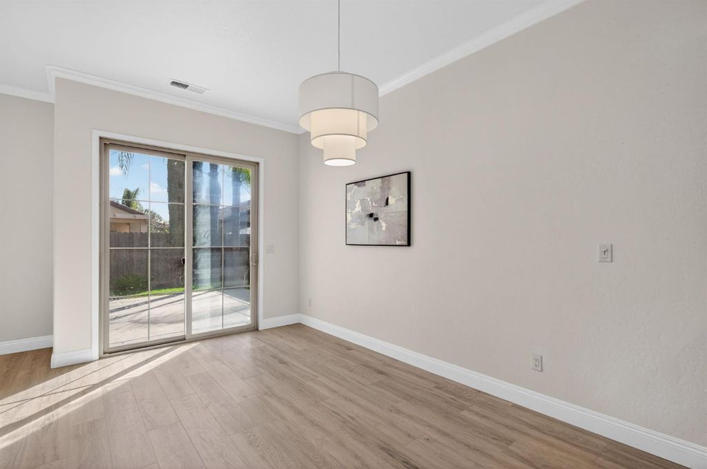 Image 25 of property listing at 1563 E Via Mirasol Lane, Fresno, CA 93730