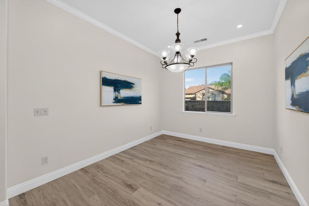 Image 27 of property listing at 1563 E Via Mirasol Lane, Fresno, CA 93730