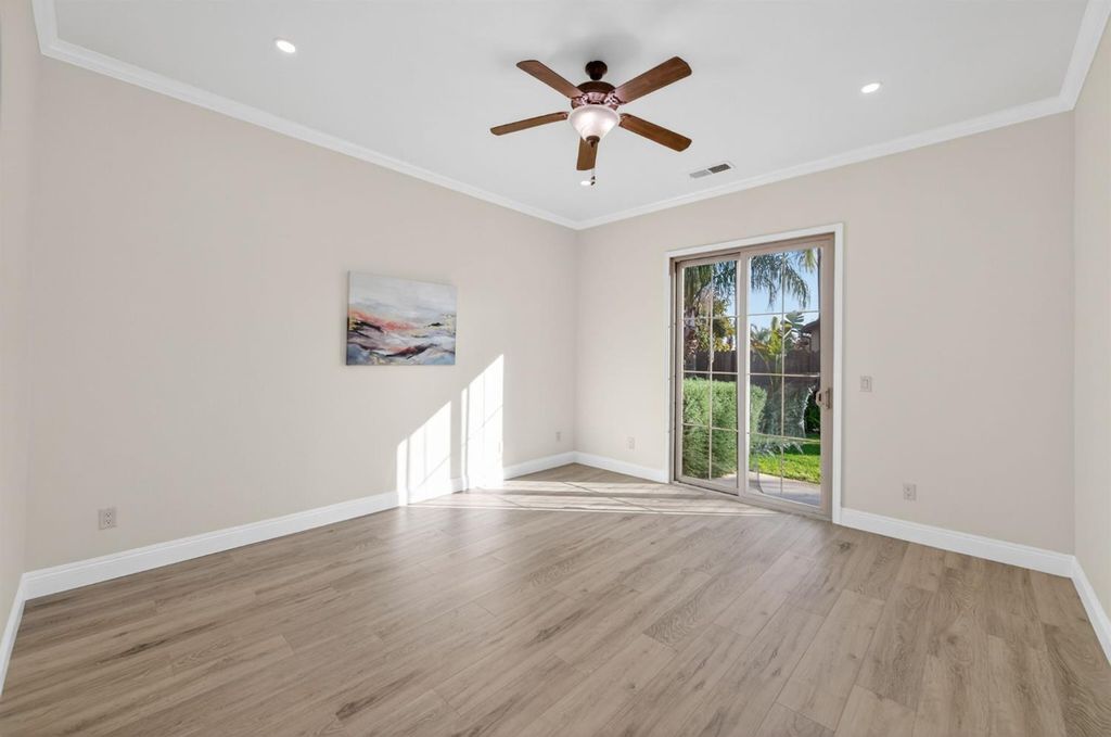 Image 29 of property listing at 1563 E Via Mirasol Lane, Fresno, CA 93730