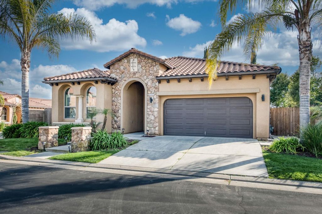 Image 3 of property listing at 1563 E Via Mirasol Lane, Fresno, CA 93730