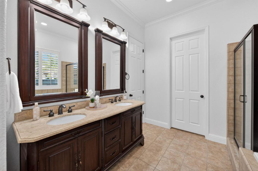 Image 31 of property listing at 1563 E Via Mirasol Lane, Fresno, CA 93730