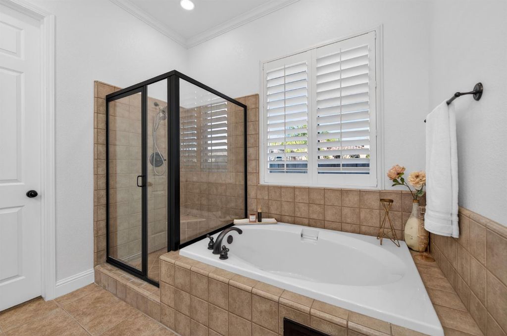 Image 32 of property listing at 1563 E Via Mirasol Lane, Fresno, CA 93730