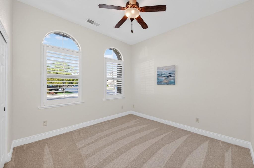 Image 34 of property listing at 1563 E Via Mirasol Lane, Fresno, CA 93730