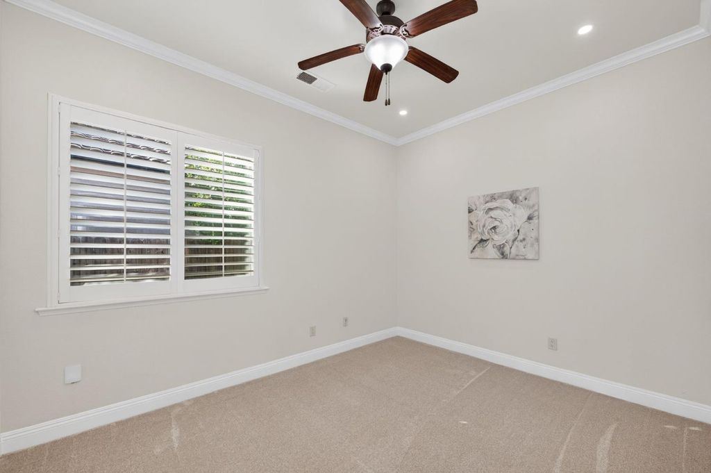 Image 35 of property listing at 1563 E Via Mirasol Lane, Fresno, CA 93730