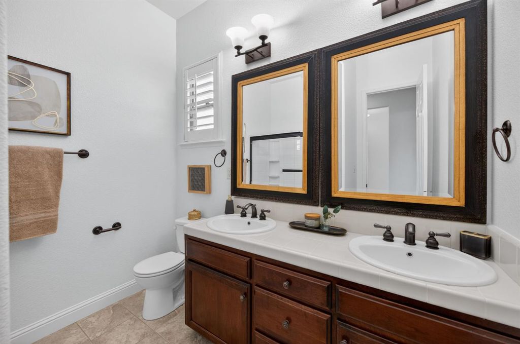 Image 37 of property listing at 1563 E Via Mirasol Lane, Fresno, CA 93730