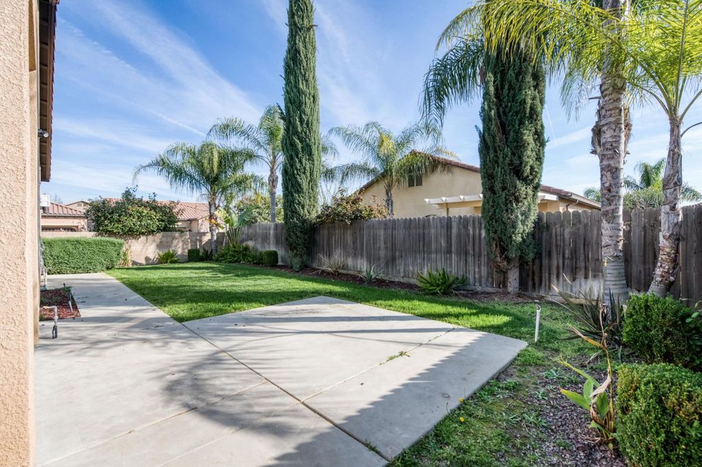 Image 4 of property listing at 1563 E Via Mirasol Lane, Fresno, CA 93730