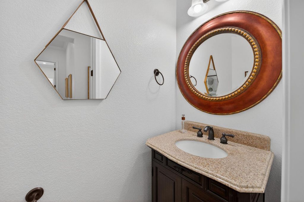 Image 40 of property listing at 1563 E Via Mirasol Lane, Fresno, CA 93730