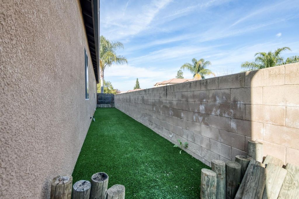 Image 41 of property listing at 1563 E Via Mirasol Lane, Fresno, CA 93730