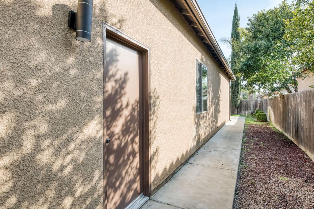 Image 44 of property listing at 1563 E Via Mirasol Lane, Fresno, CA 93730