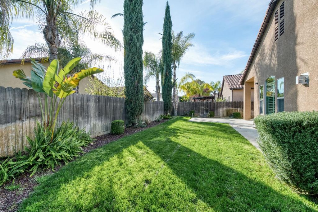 Image 7 of property listing at 1563 E Via Mirasol Lane, Fresno, CA 93730