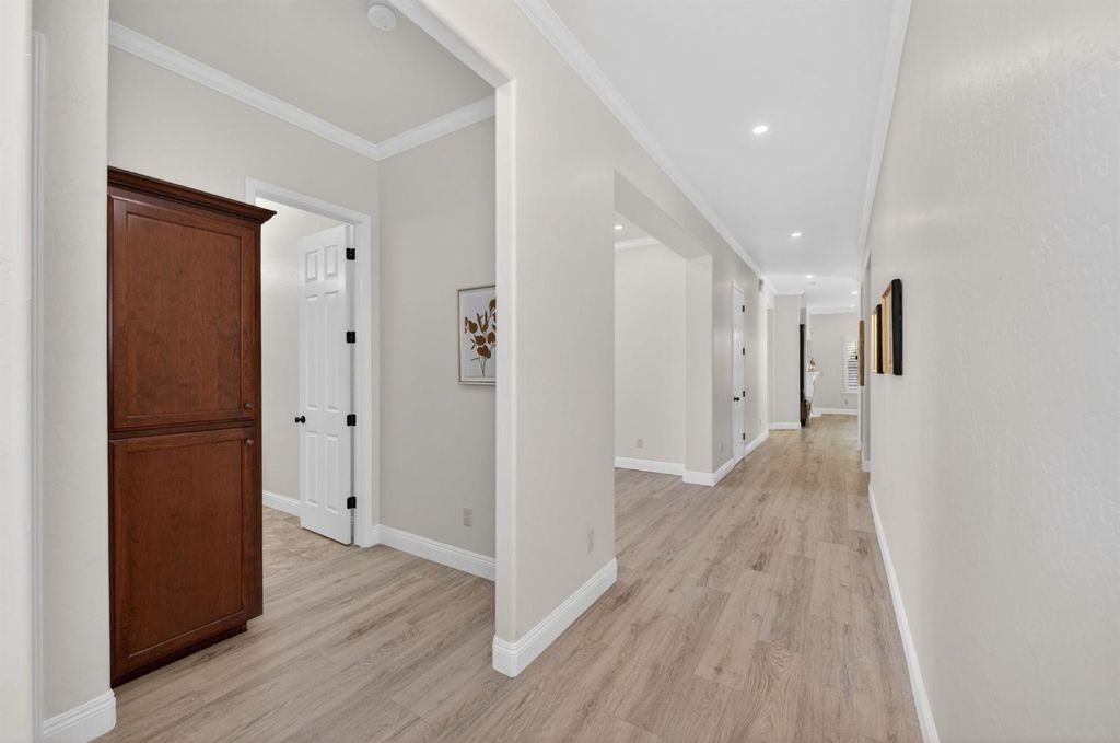 Image 8 of property listing at 1563 E Via Mirasol Lane, Fresno, CA 93730