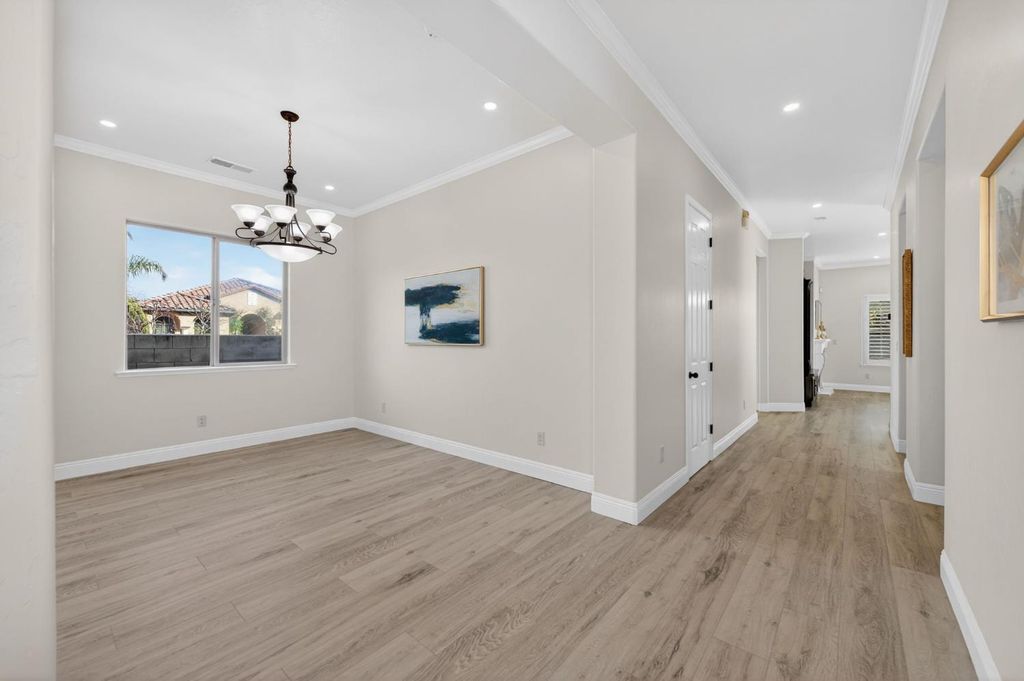 Image 9 of property listing at 1563 E Via Mirasol Lane, Fresno, CA 93730