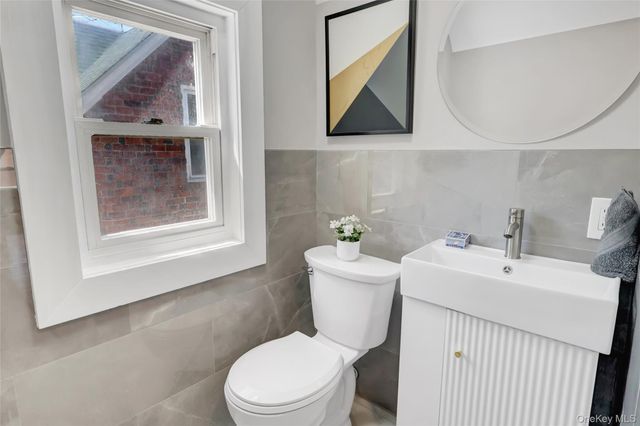 84 Wellington Street, Hempstead, NY 11550