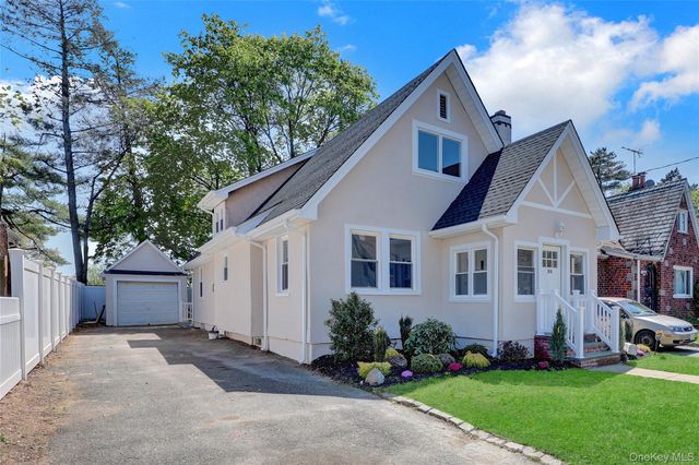 84 Wellington Street, Hempstead, NY 11550