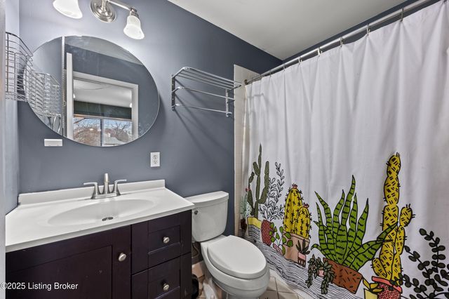 2 Lake Ave, Louisville, KY 40206