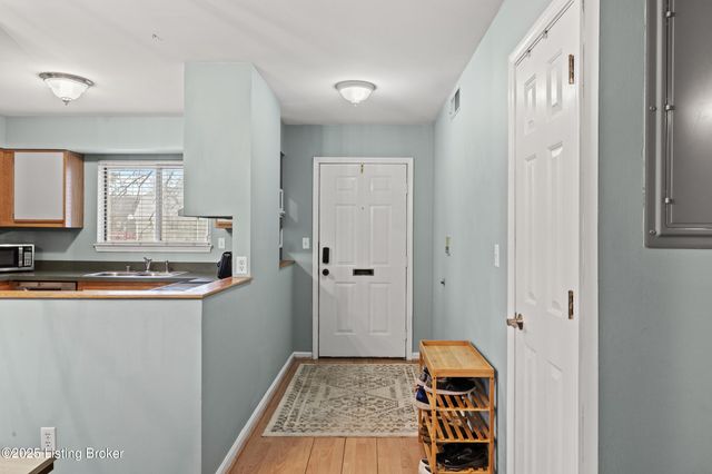 2 Lake Ave, Louisville, KY 40206