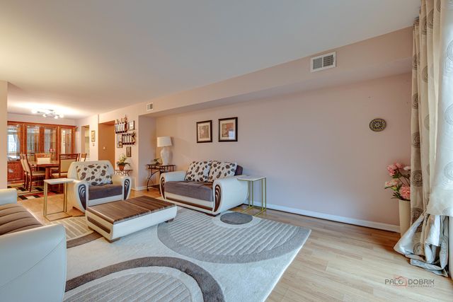 7 Oak Creek Drive 3703, Buffalo Grove, IL 60089