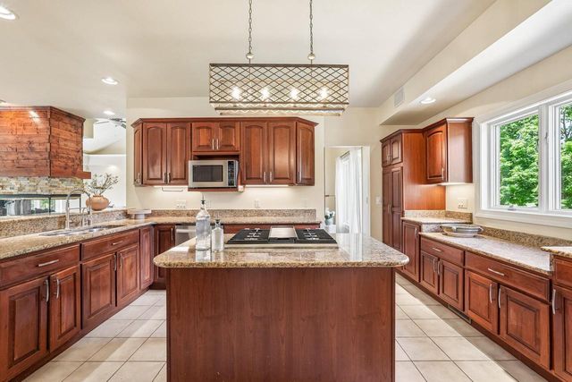 240 Crystal DRIVE, Hartland, WI 53029