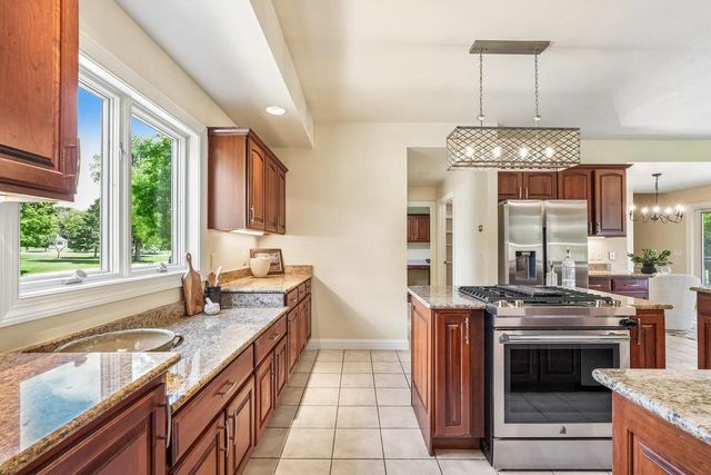 240 Crystal DRIVE, Hartland, WI 53029