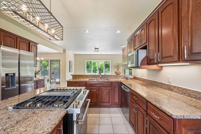 240 Crystal DRIVE, Hartland, WI 53029