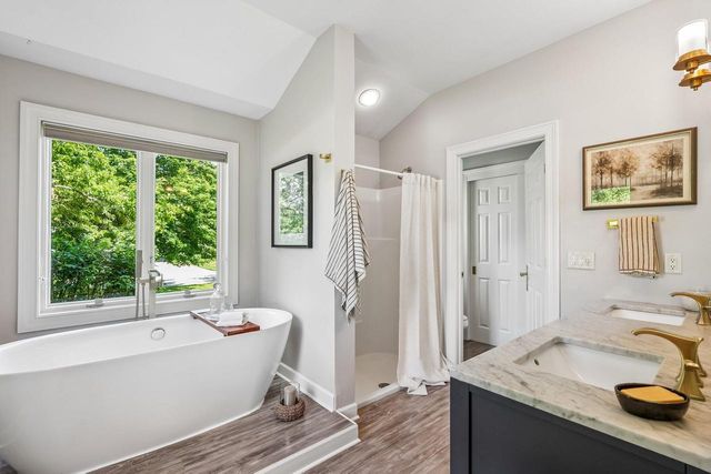 240 Crystal DRIVE, Hartland, WI 53029