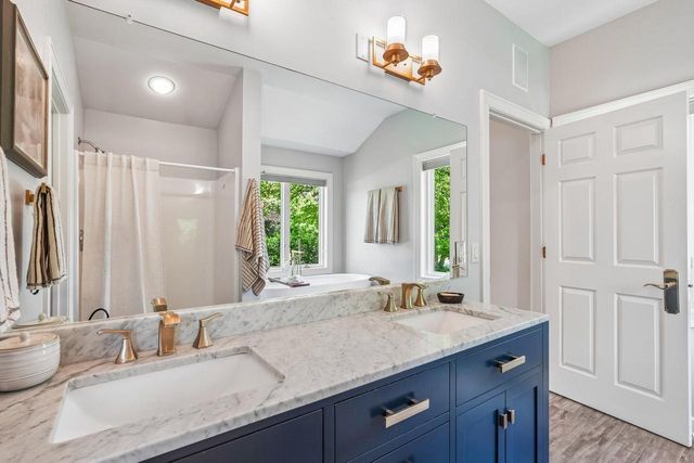 240 Crystal DRIVE, Hartland, WI 53029