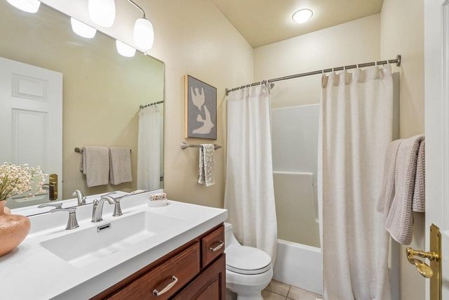 240 Crystal DRIVE, Hartland, WI 53029