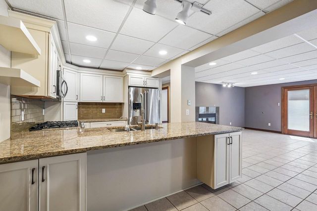 240 Crystal DRIVE, Hartland, WI 53029