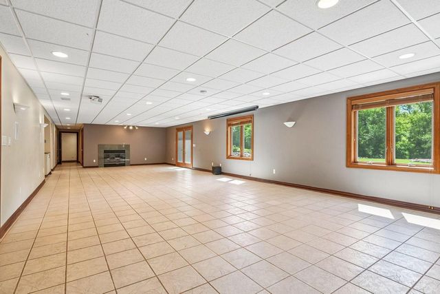 240 Crystal DRIVE, Hartland, WI 53029