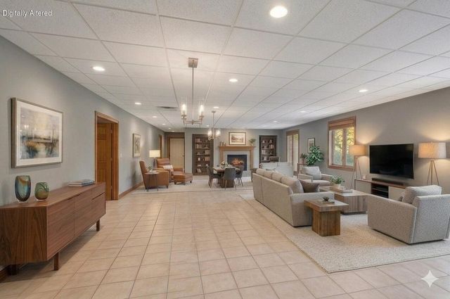 240 Crystal DRIVE, Hartland, WI 53029