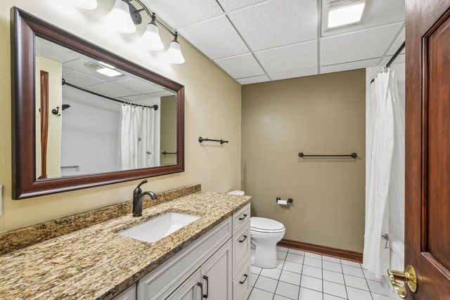 240 Crystal DRIVE, Hartland, WI 53029