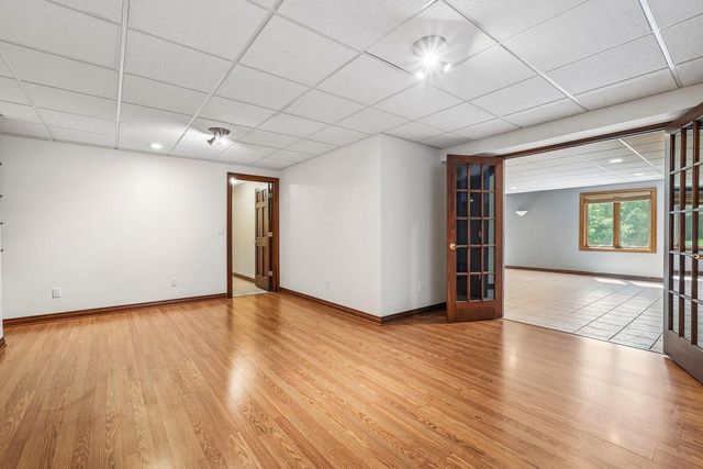 240 Crystal DRIVE, Hartland, WI 53029