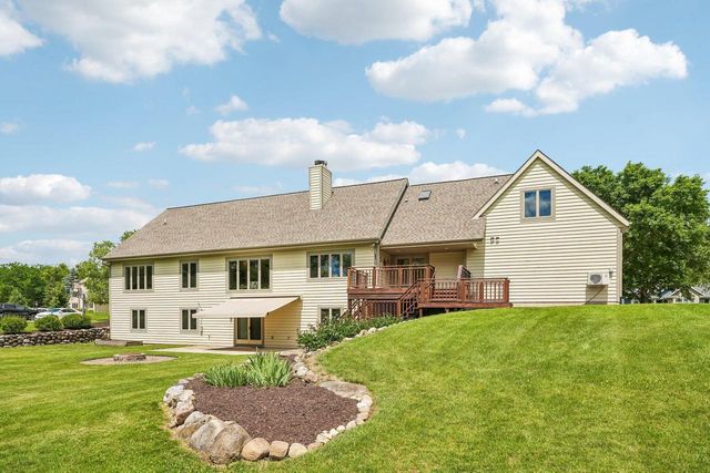 240 Crystal DRIVE, Hartland, WI 53029