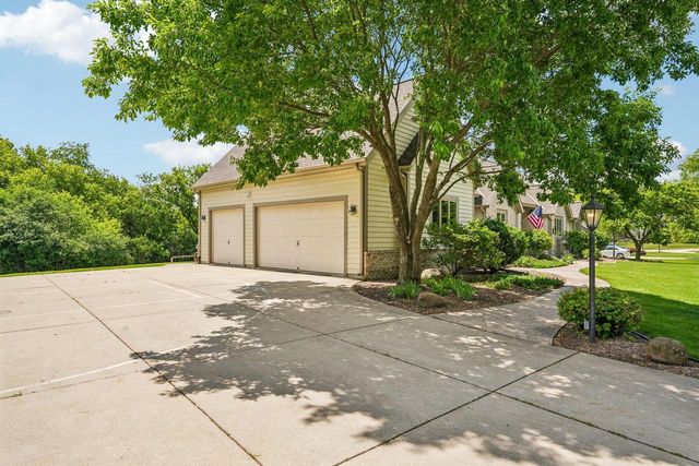240 Crystal DRIVE, Hartland, WI 53029