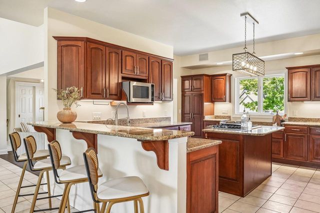 240 Crystal DRIVE, Hartland, WI 53029