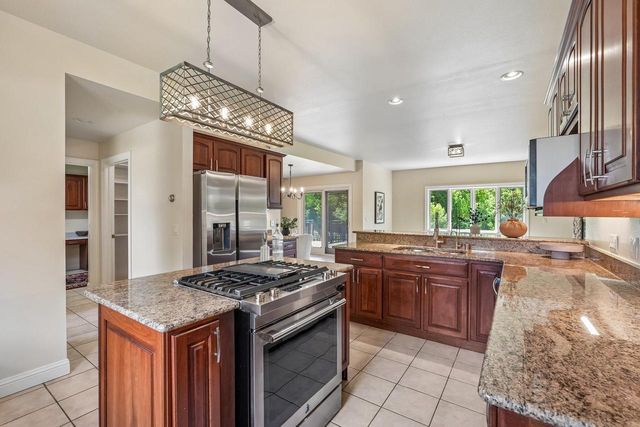 240 Crystal DRIVE, Hartland, WI 53029