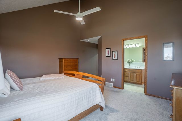 1202 Shadow Lane, Pella, IA 50219