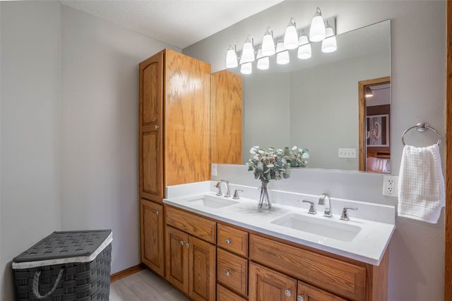 1202 Shadow Lane, Pella, IA 50219