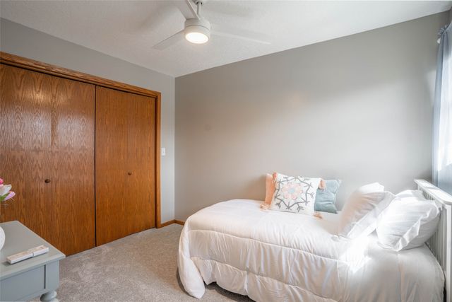 1202 Shadow Lane, Pella, IA 50219