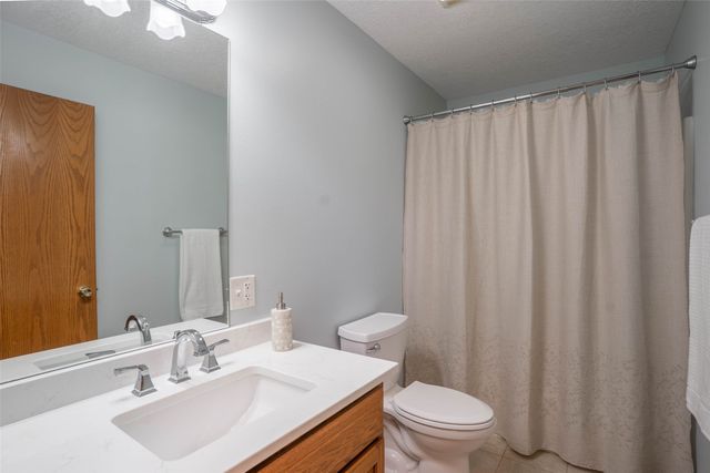 1202 Shadow Lane, Pella, IA 50219