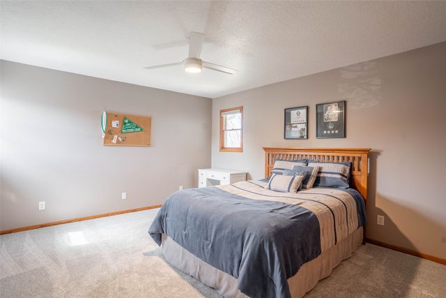 1202 Shadow Lane, Pella, IA 50219