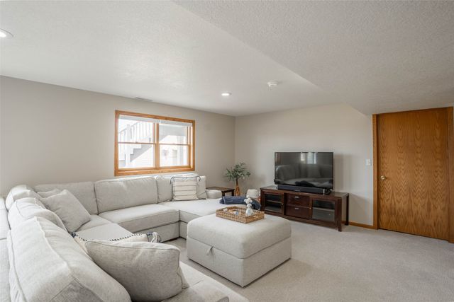 1202 Shadow Lane, Pella, IA 50219