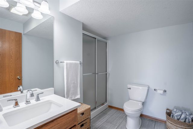 1202 Shadow Lane, Pella, IA 50219